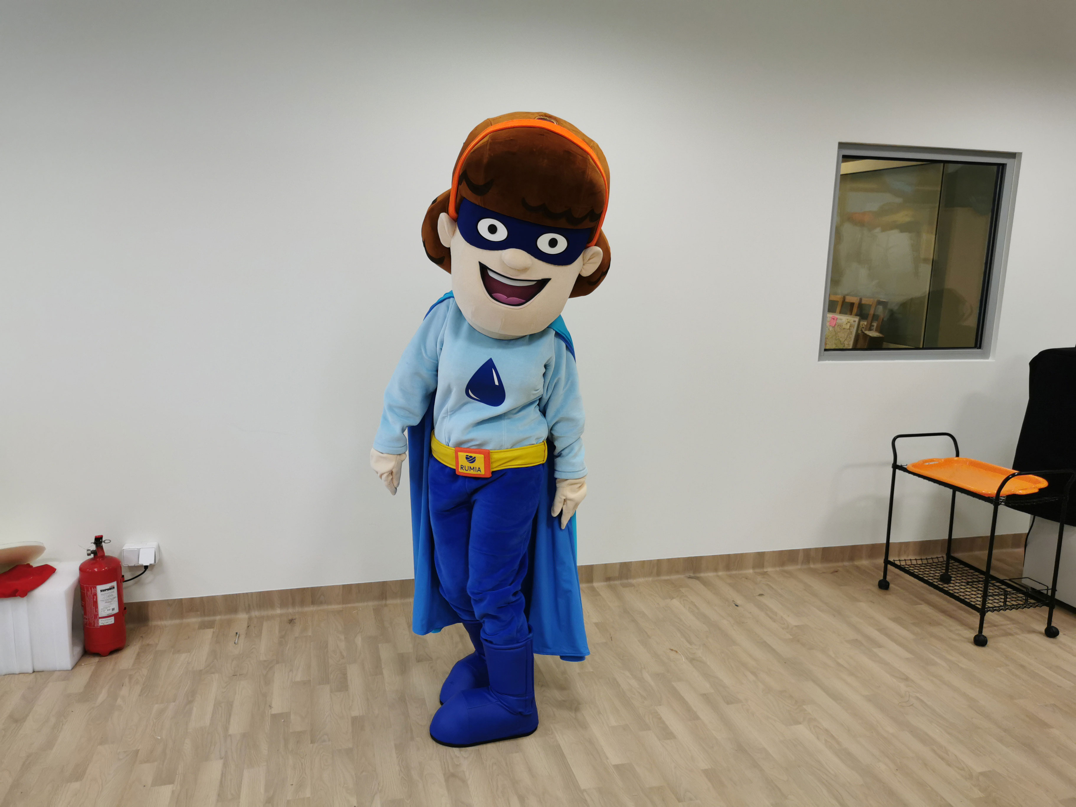Na fotografii widnieje kostium reklamowy w postaci dziewczyny pozującej do zdjęcia w siedzibie firmy Elabika
